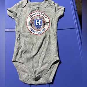 Tommy Hilfiger New York City Gray Baby Short Sleeve Bodysuit Size 3-6 Months